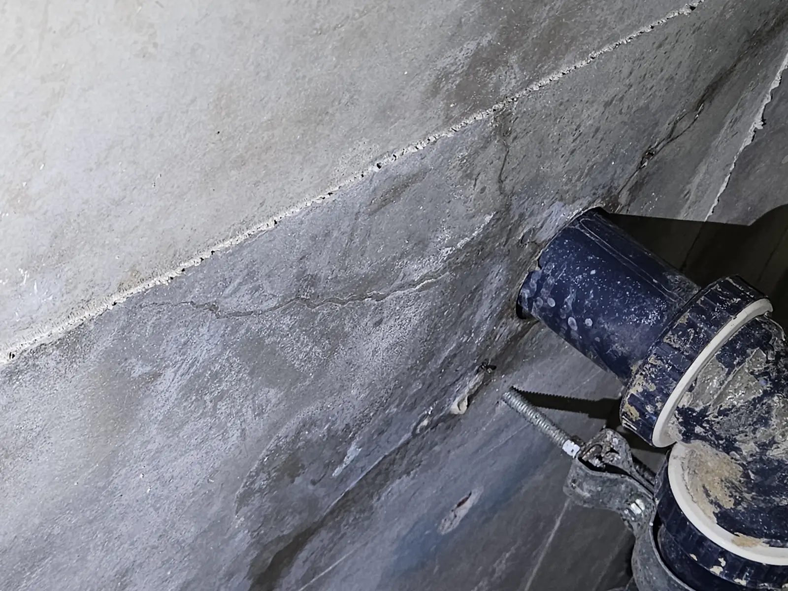 서울 종로구 천장 파이프 연결부 누수 복구 준비